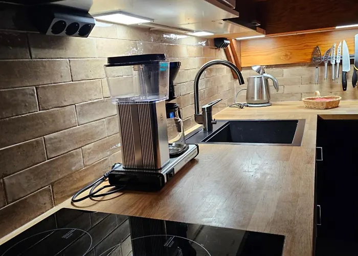 Moekki Jaerven Rannalla, Matkailukartano Kivennapa *